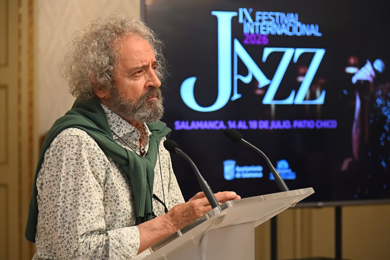 Presentación del Festival Internacional de Jazz en Salamanca con un ponente en el escenario.