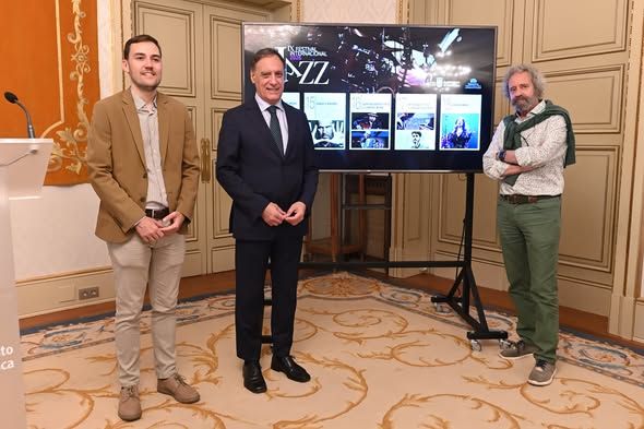 Presentación del Festival Internacional de Jazz en Salamanca con tres personas