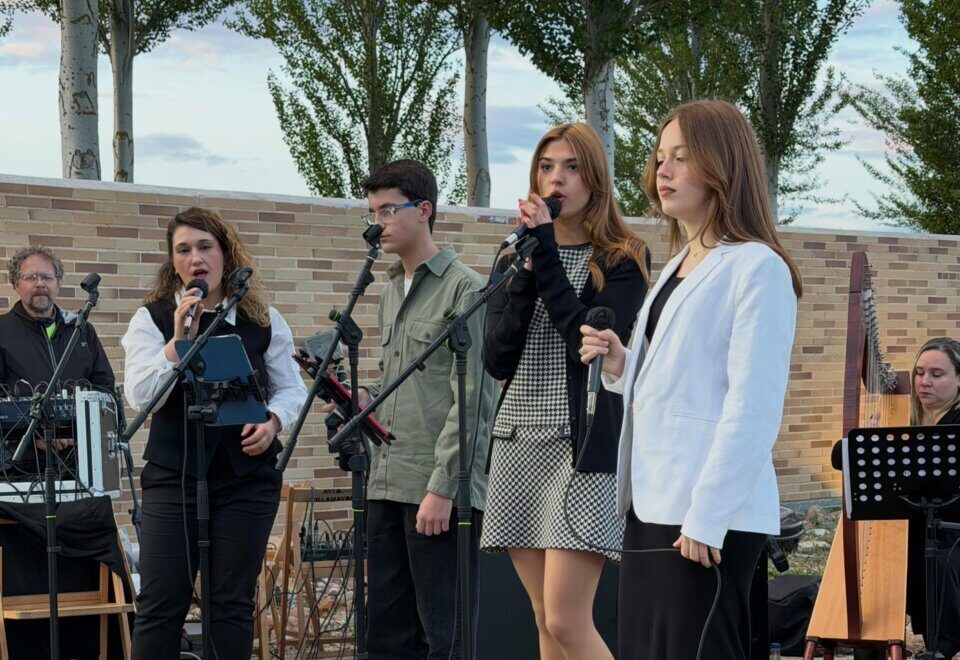 Actuación musical durante el pregón inaugural de las fiestas en Villamayor