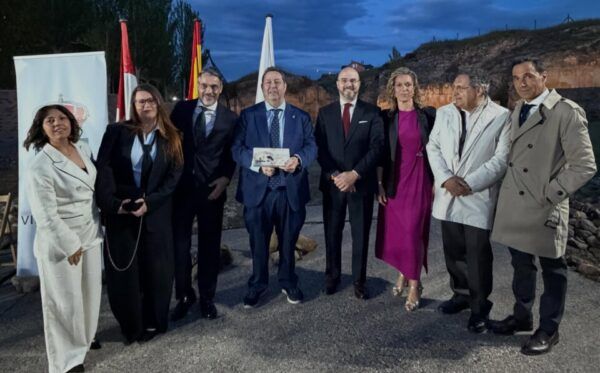 Grupo de personas en la inauguración de las fiestas de Nuestra Señora de los Remedios