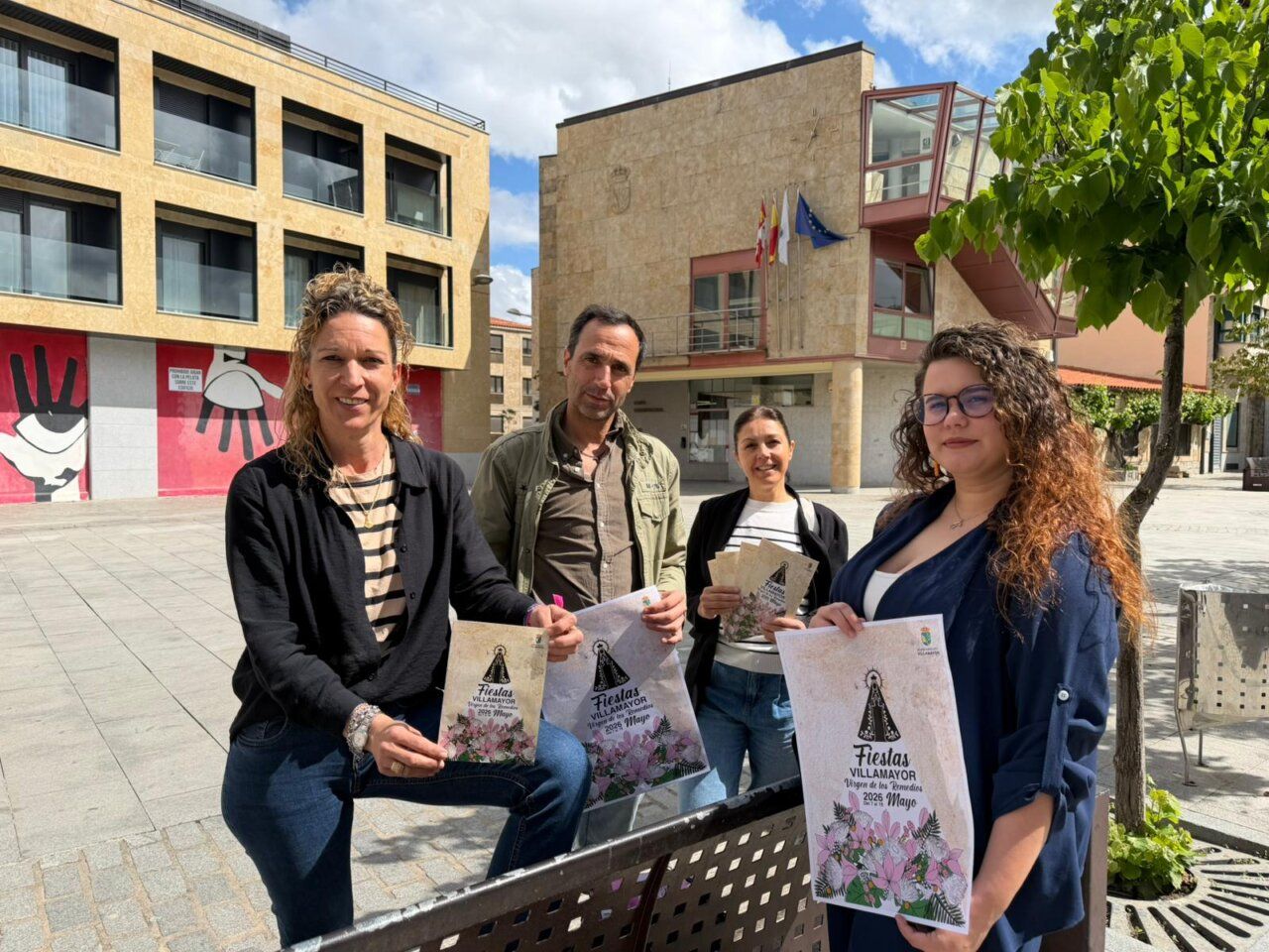 Presentación del programa de fiestas en Villamayor con representantes municipales
