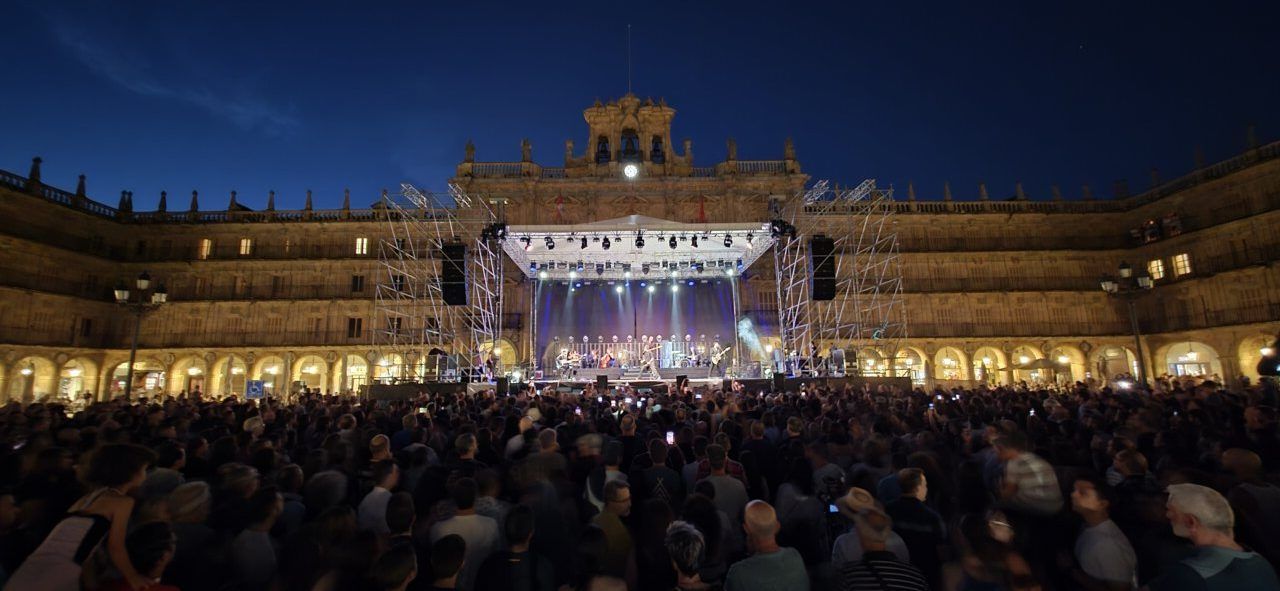 Concierto de Shinova en la Plaza Mayor de Salamanca con gran audiencia