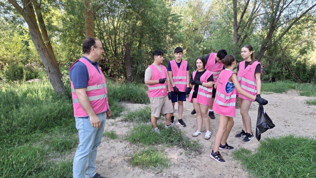 Estudiantes del IES Lucía de Medrano en jornada de voluntariado ambiental