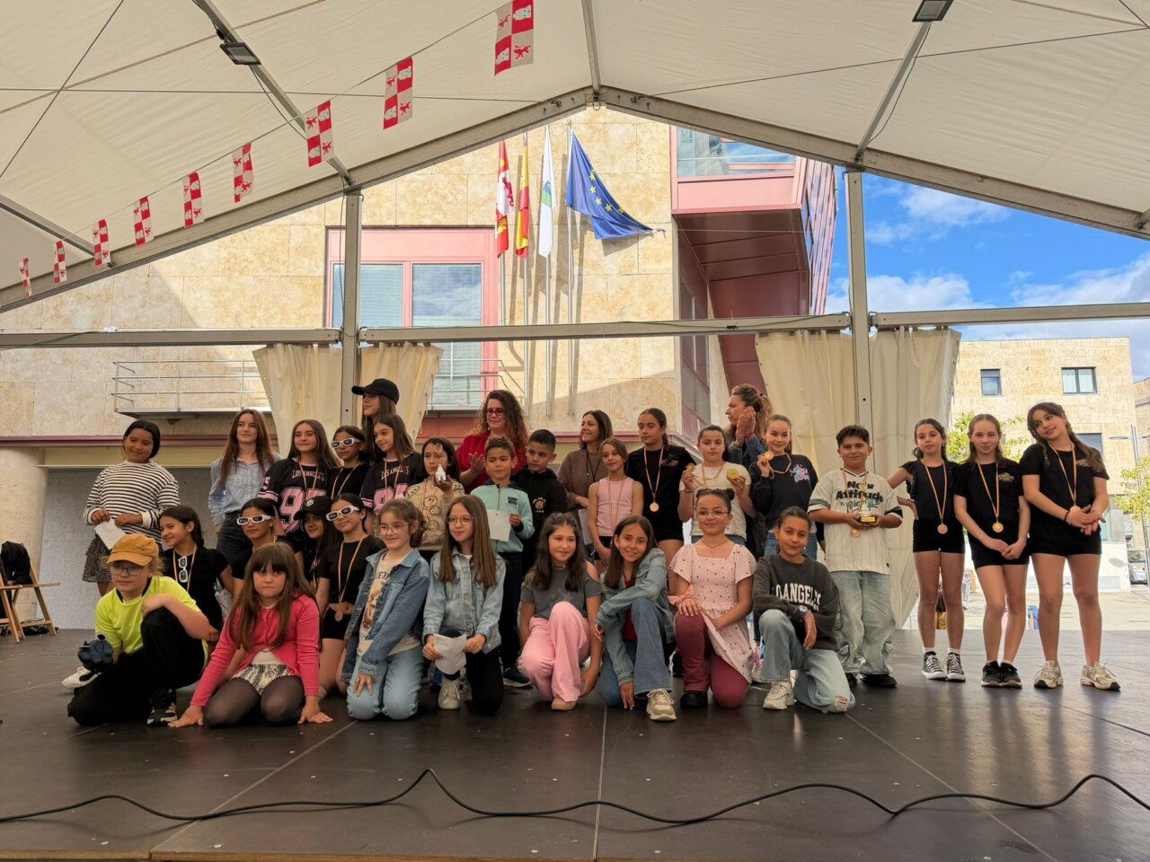 Grupo de jóvenes participantes en el III Talent Show en Villamayor