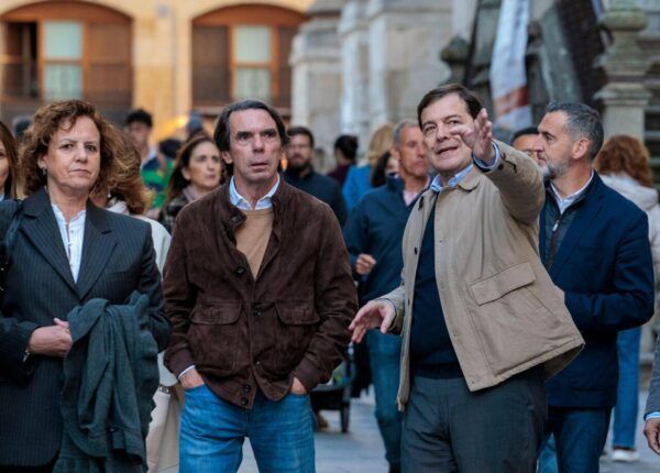 José María Aznar en una visita a Salamanca con otros asistentes