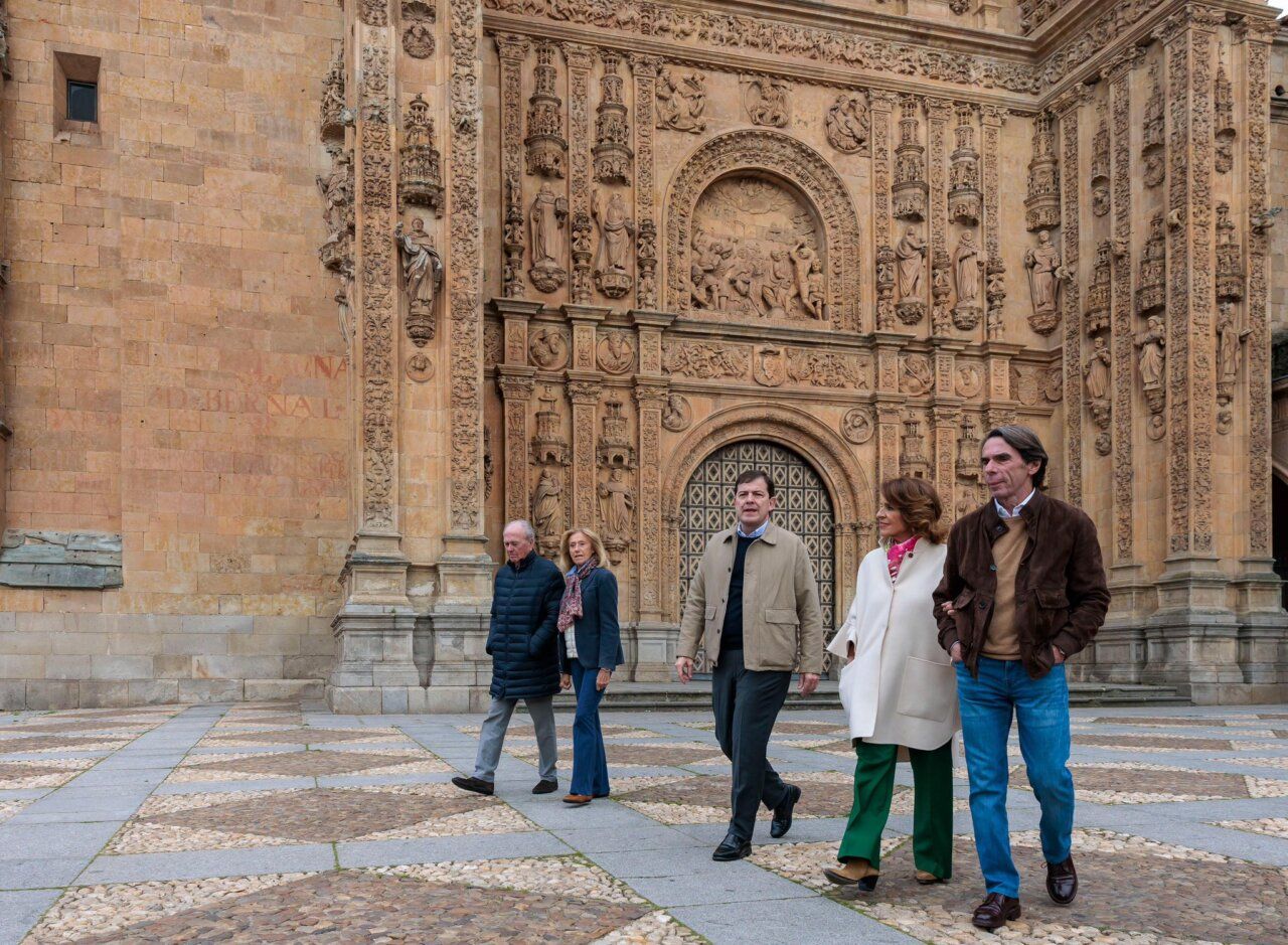 José María Aznar caminando en Salamanca junto a otros visitantes