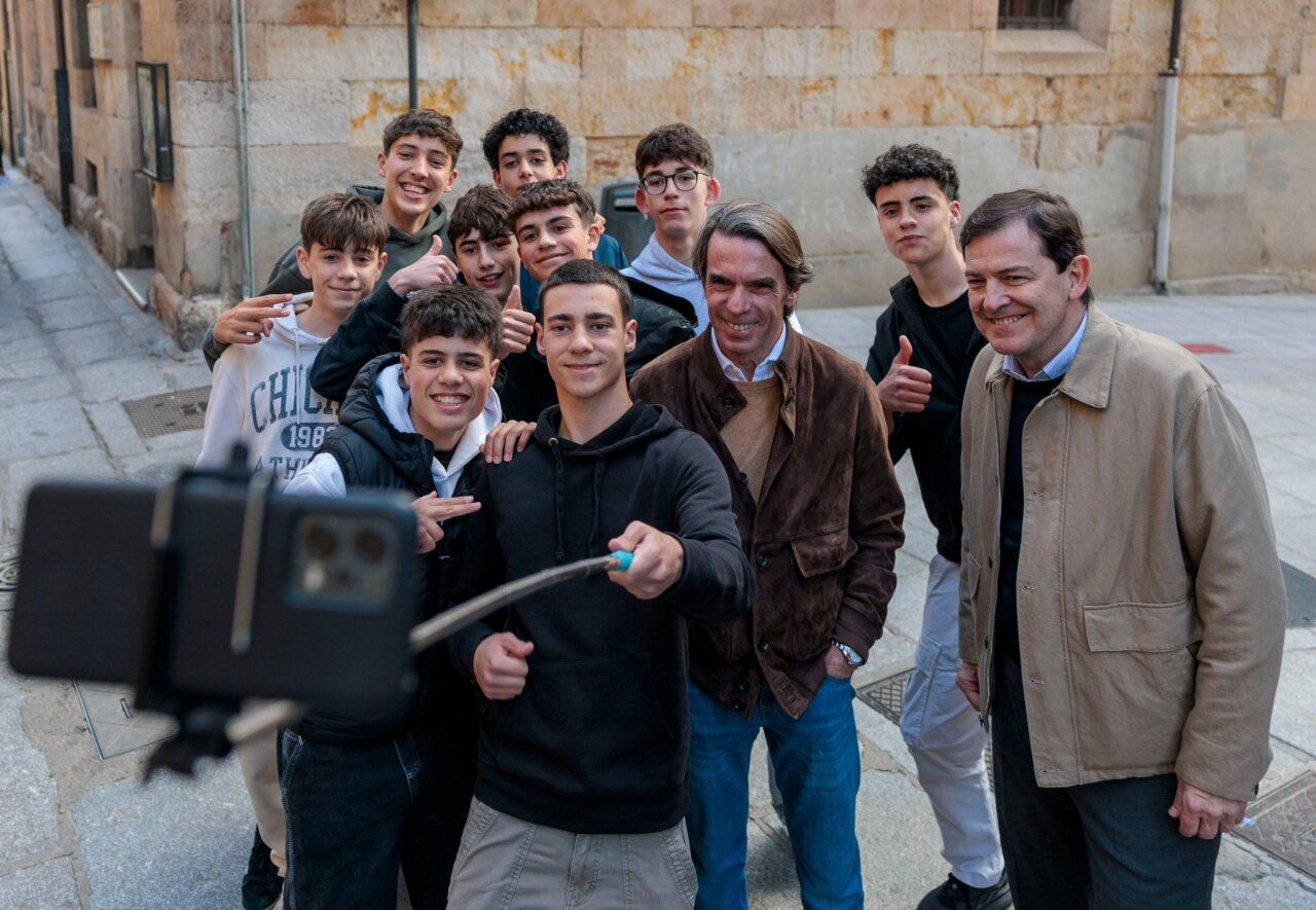 José María Aznar posando con un grupo de jóvenes en Salamanca