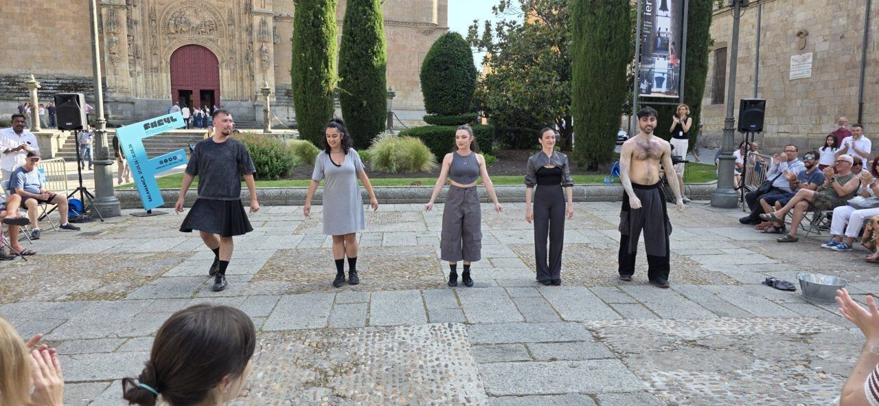 Actuación de Kike Arias en la Plaza de Anaya con danza y música