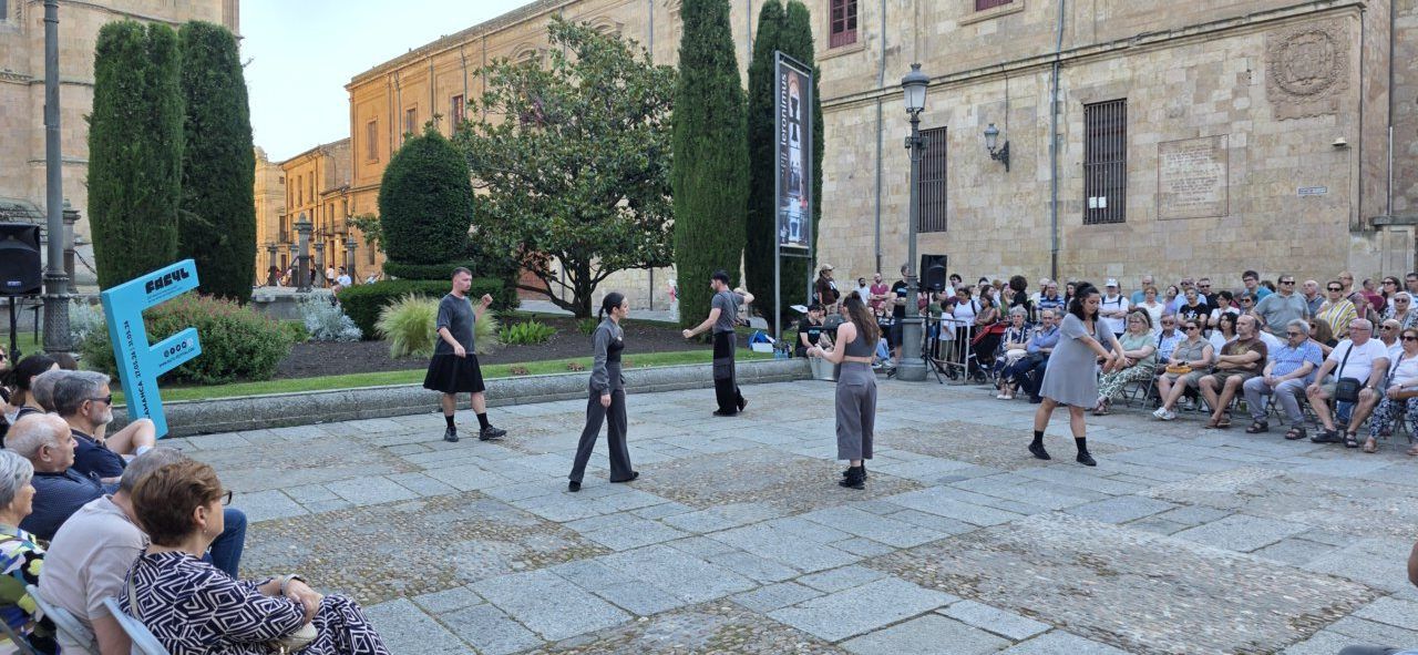 Actuación de Kike Arias en la Plaza de Anaya con danza y música
