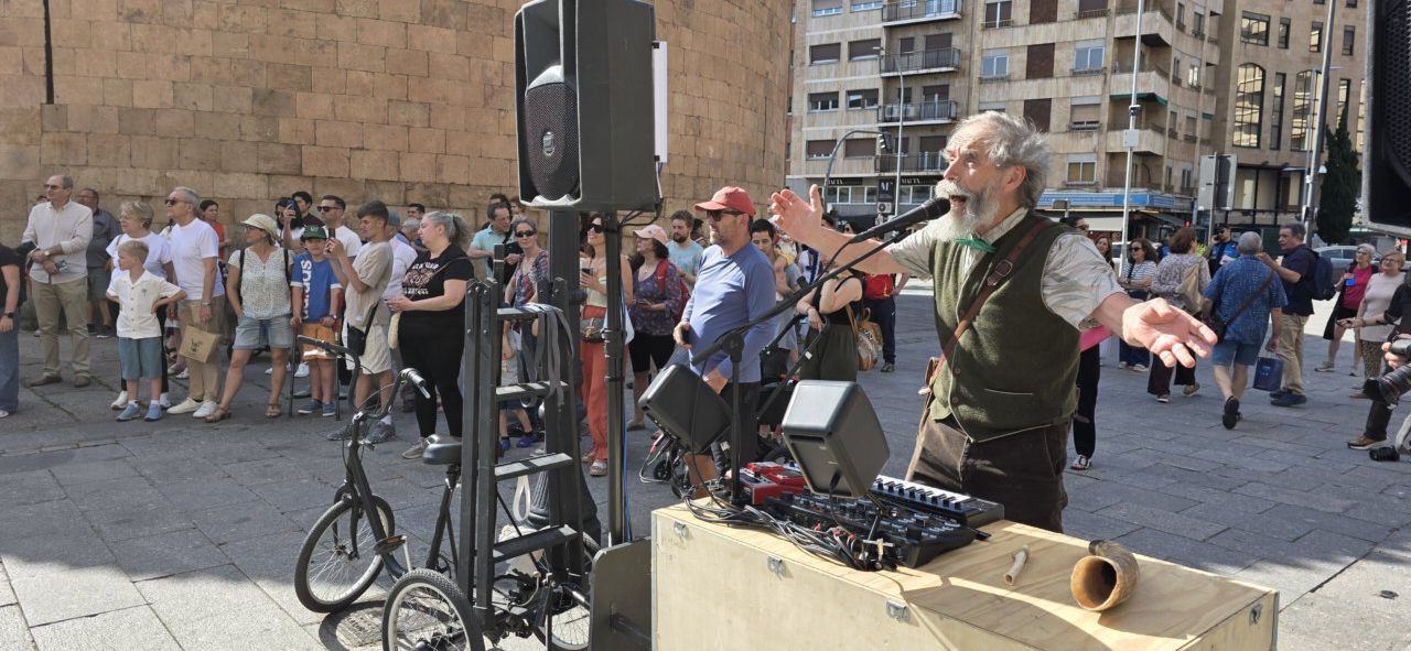 Un artista interactuando con un público sorprendido en Salamanca