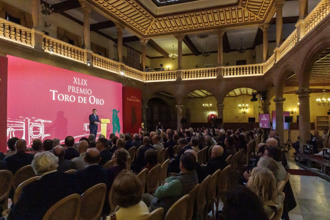 Evento del Premio Toro de Oro con público y orador en el escenario