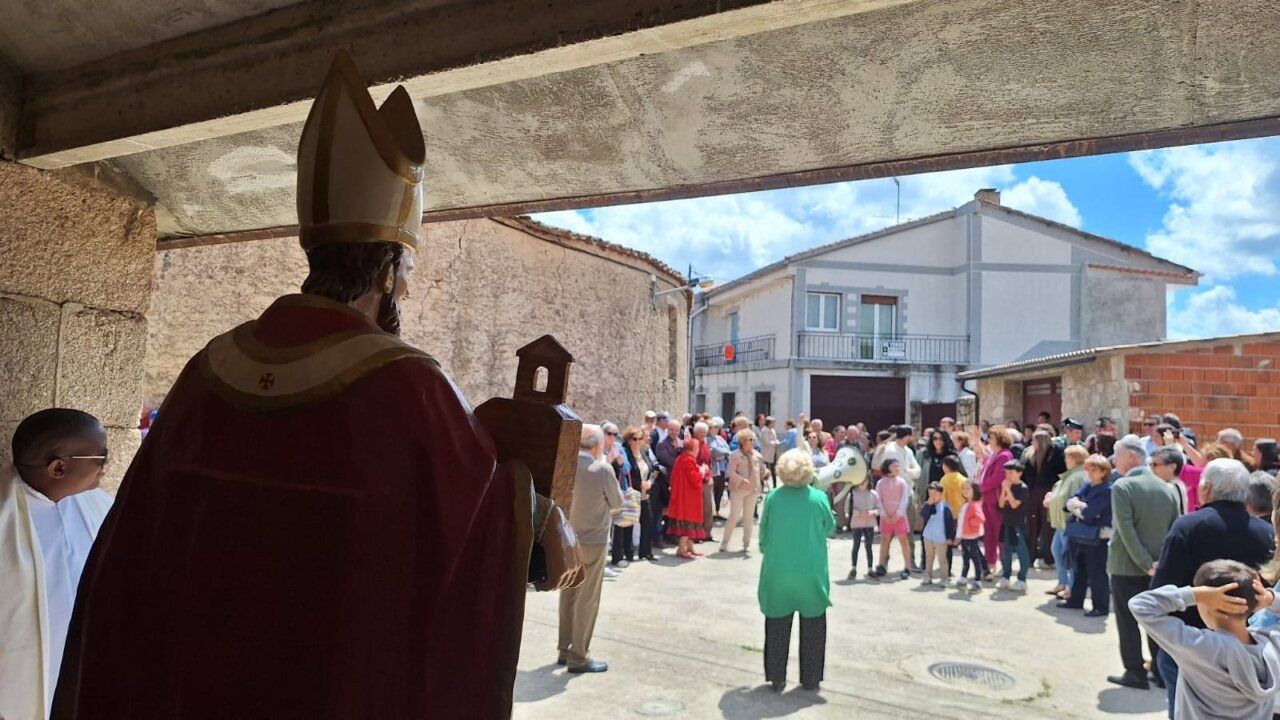 Celebración de las fiestas de San Atanasio en Puebla de Azaba con multitud de personas.