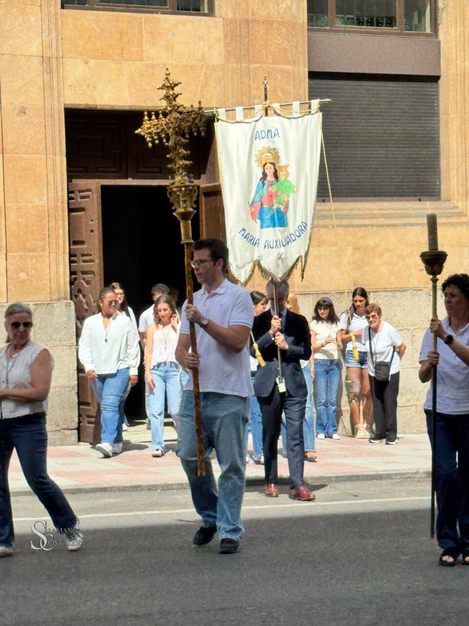 Procesión de María Auxiliadora en las calles de Salamanca