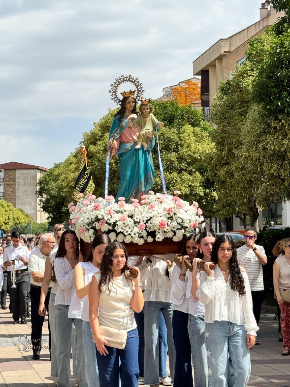 Procesión de María Auxiliadora en Salamanca con jóvenes cargando la imagen.