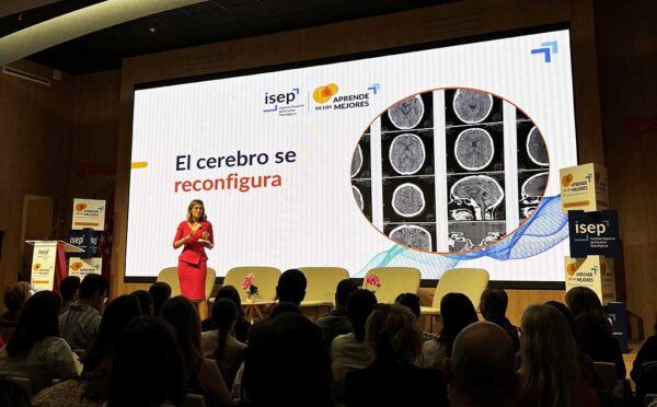 Silvia Álava presentando sobre el cerebro adolescente en un seminario