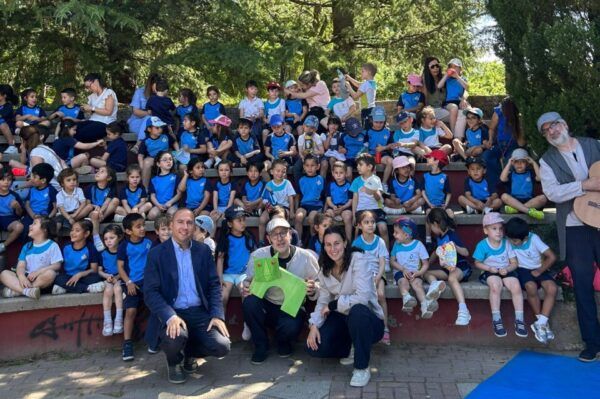 Grupo de escolares participando en el programa Teatro en los Parques