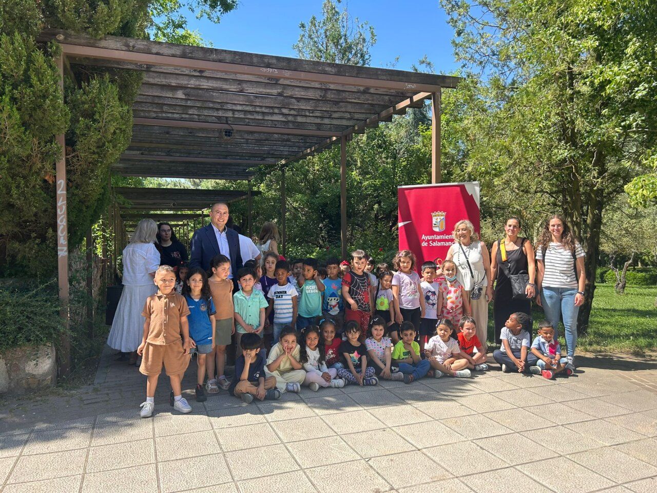 Grupo de escolares participando en el programa Teatro en los Parques en Salamanca