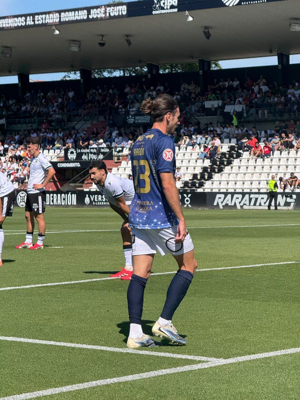 Jugadores de Unionistas CF en el estadio durante un partido emocionante