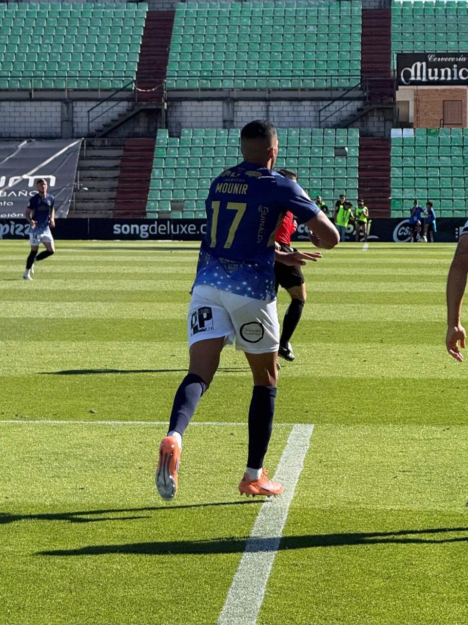 Jugador del Unionistas CF en acción durante un partido de fútbol