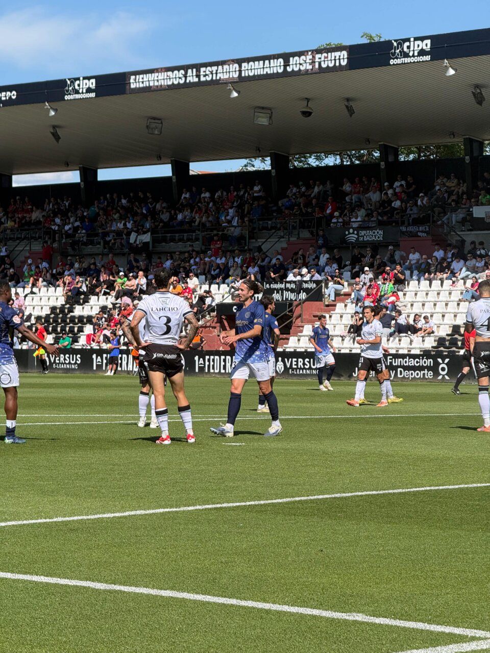 Jugadores de Unionistas y Racing Ferrol en el estadio Reina Sofía