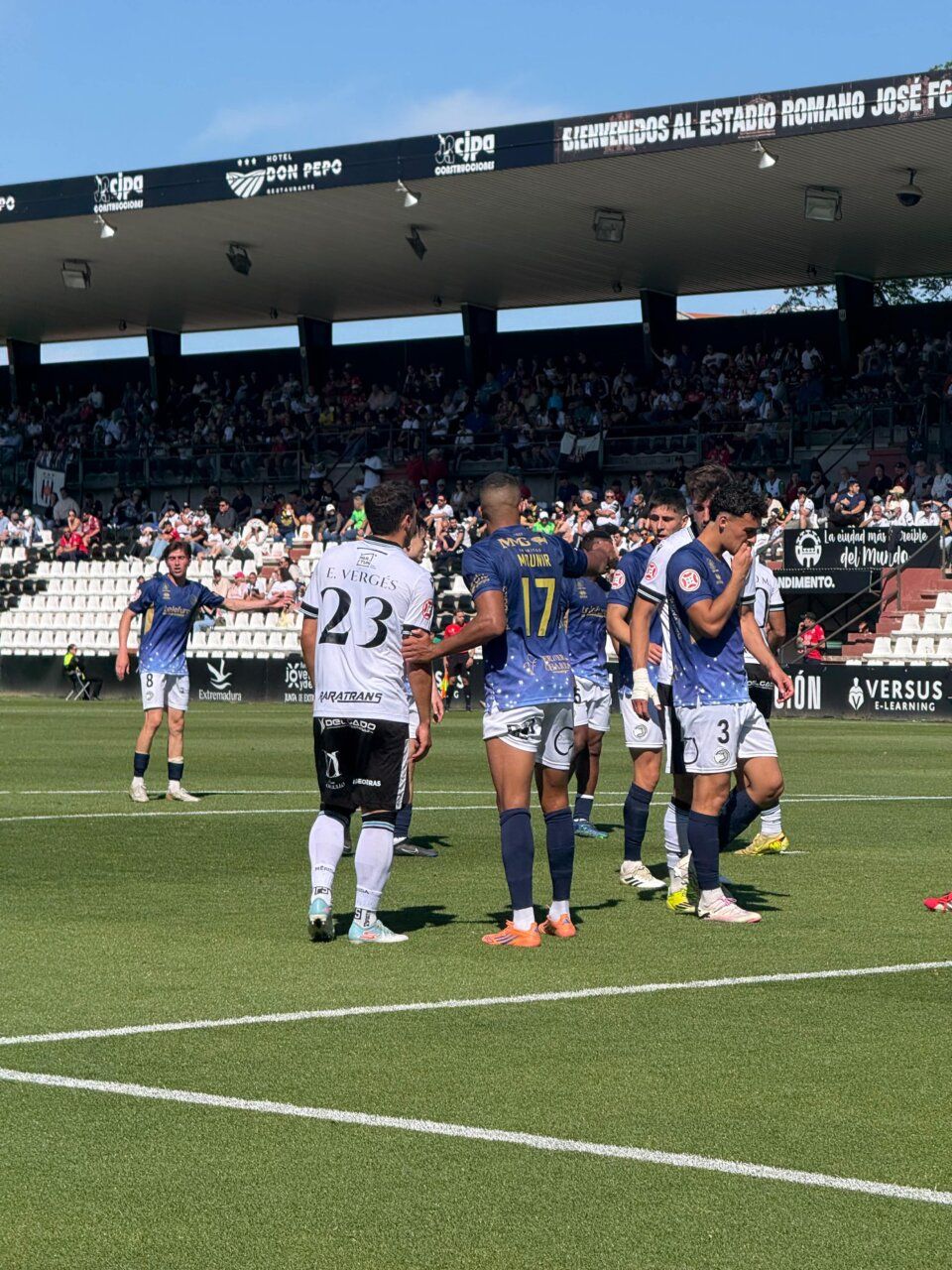 Jugadores de Unionistas y Racing Ferrol en el estadio Reina Sofía
