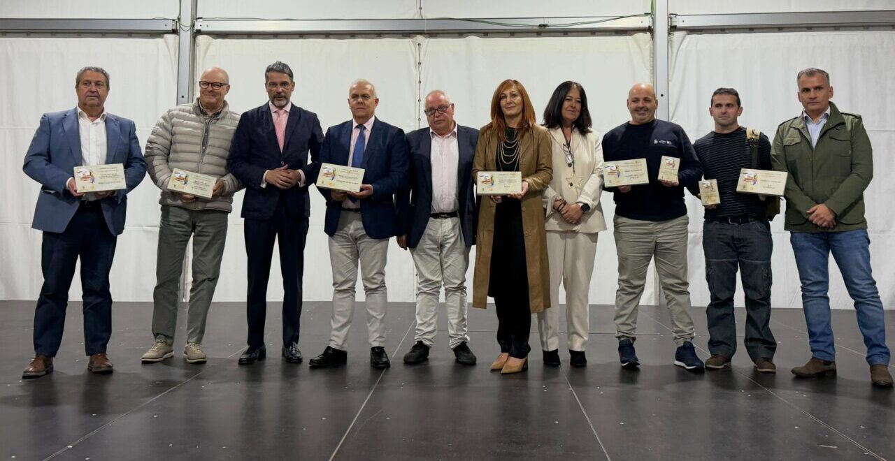 Entrega de premios en la gala de Villamayor 2026 con varios galardonados