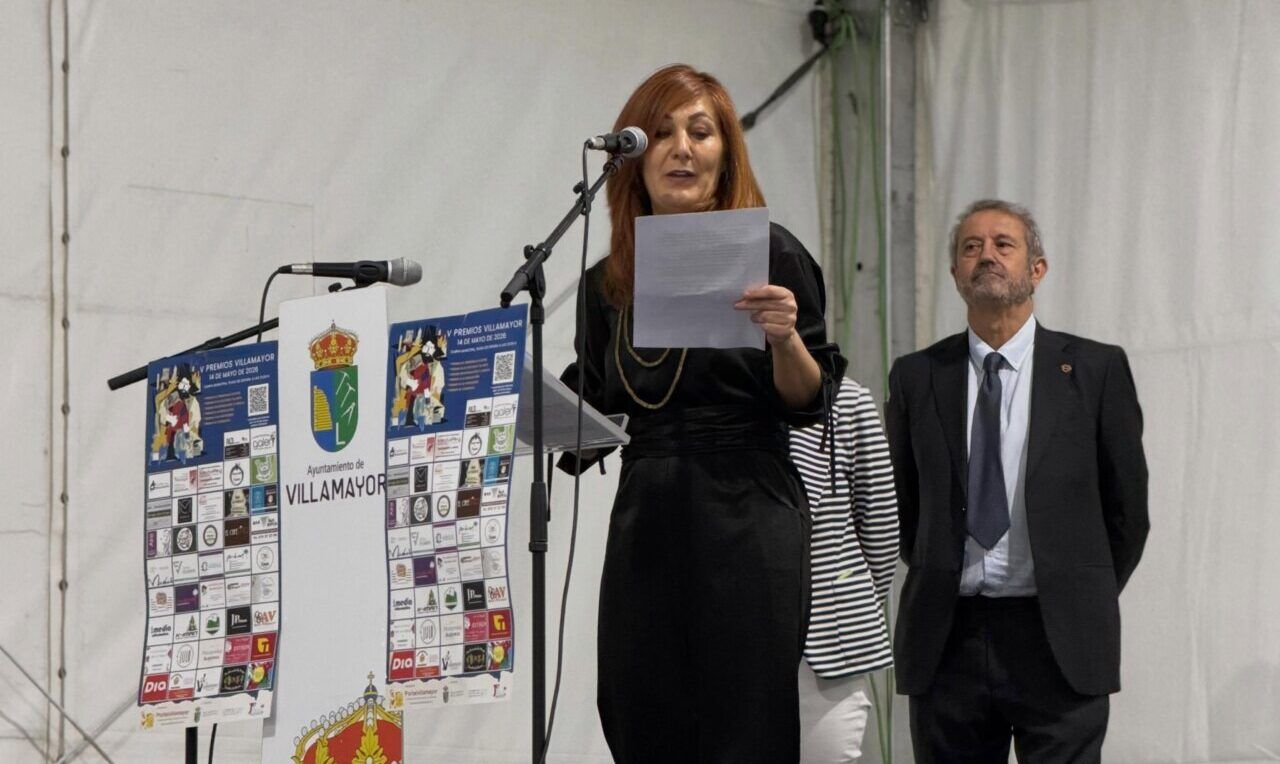 Presentadora leyendo un discurso en la gala de los V Premios Villamayor 2026