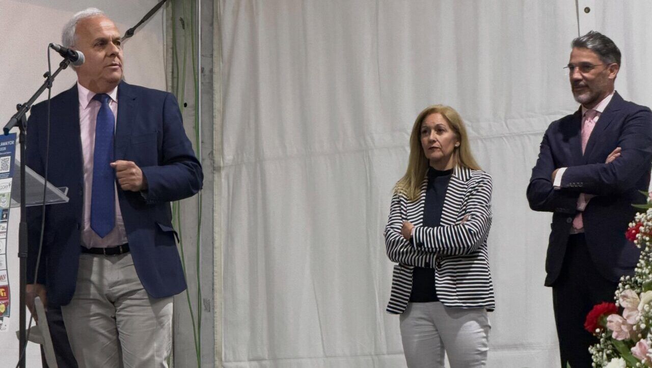 Momento de la gala de los V Premios Villamayor 2026 con oradores y asistentes.