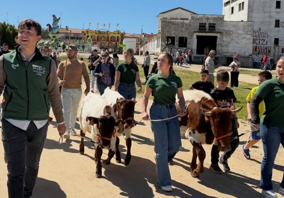 Grupo de personas con vacas en las fiestas de Villamayor