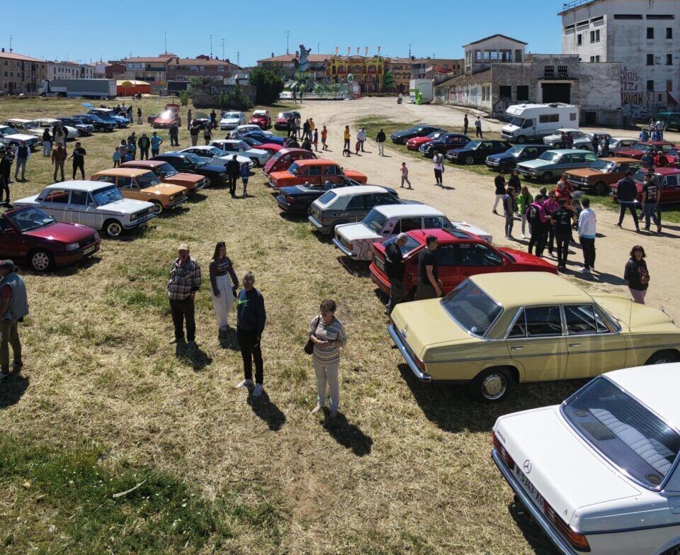 Multitudinario chupinazo en las fiestas de Villamayor con coches y asistentes