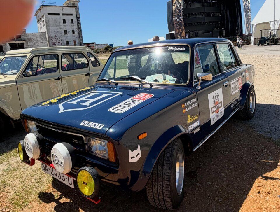 Coche antiguo decorado en las fiestas de Villamayor con ambiente festivo
