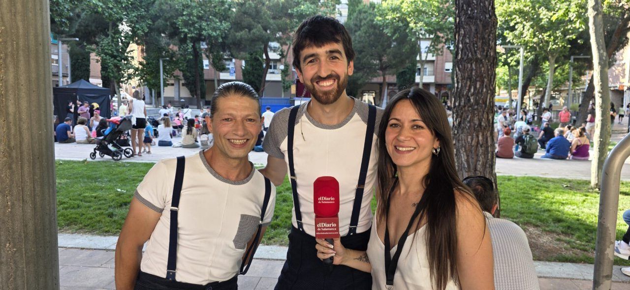 Tres artistas de circo posando en un evento al aire libre