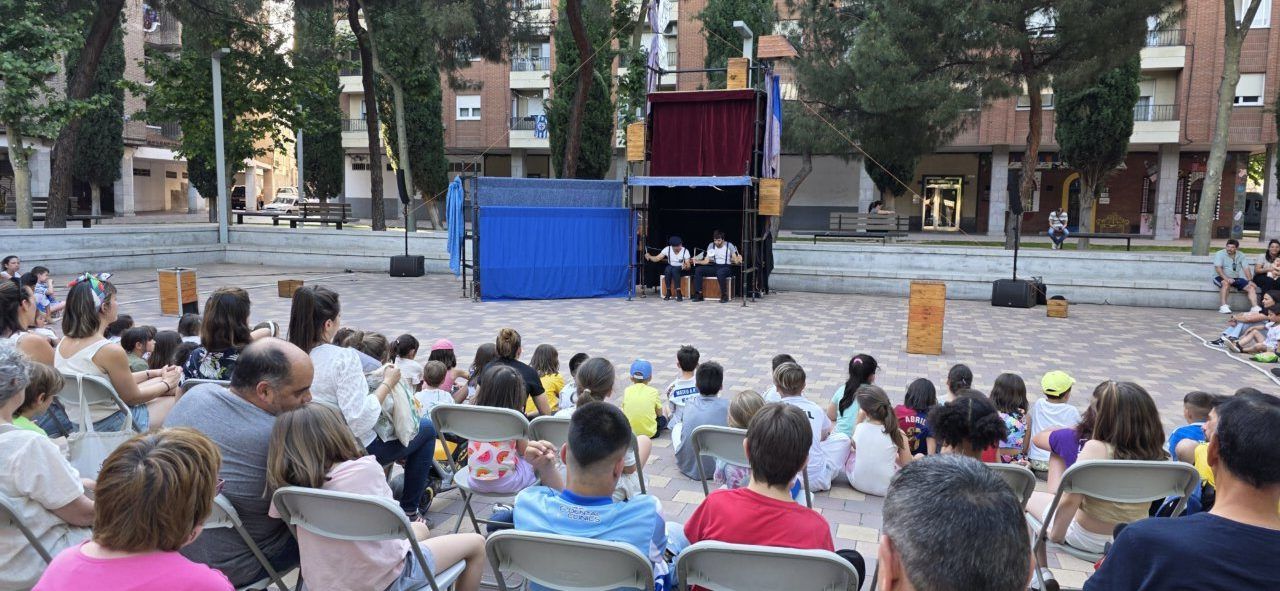 Espectadores disfrutando del espectáculo de circo Ardatzak en un parque