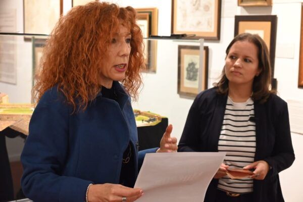 Dos mujeres hablando en un museo durante el Día Internacional de los Museos