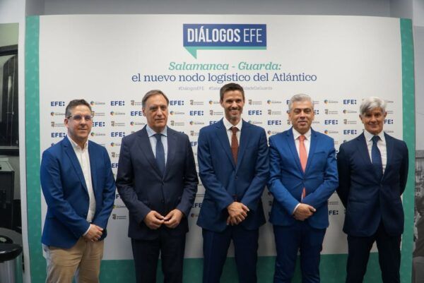 El alcalde de Salamanca y otros participantes en un evento sobre el Corredor Atlántico