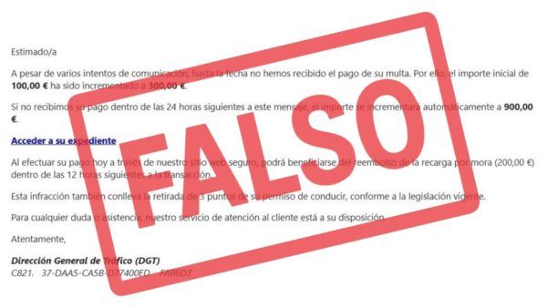Correo electrónico fraudulento sobre multa con la palabra falso en rojo