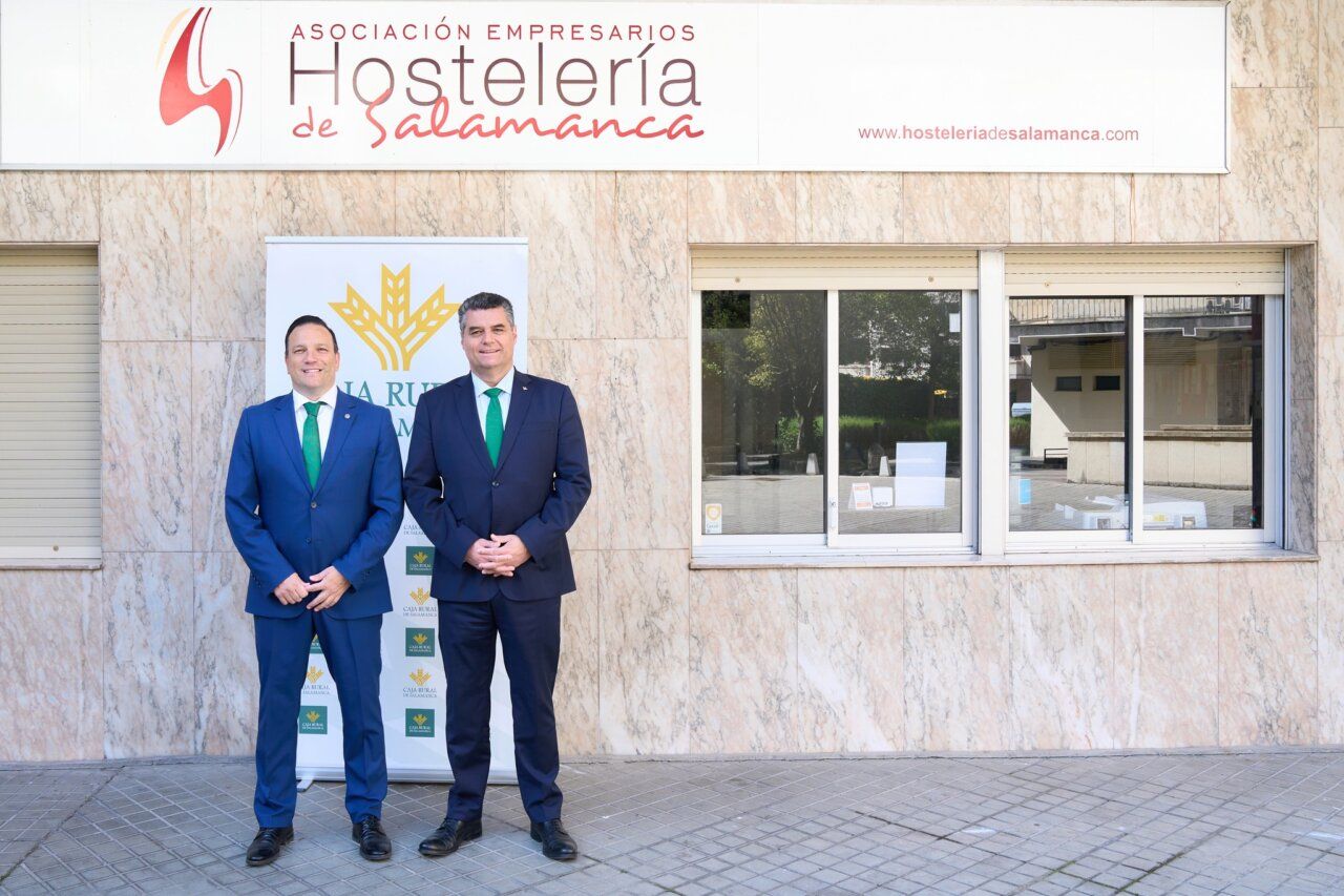 Directores de Caja Rural y Asociación de Empresarios de Hostelería de Salamanca en la firma de un convenio.