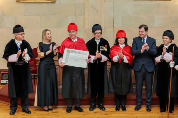 Antonio Huertas recibiendo el título de doctor honoris causa en Salamanca