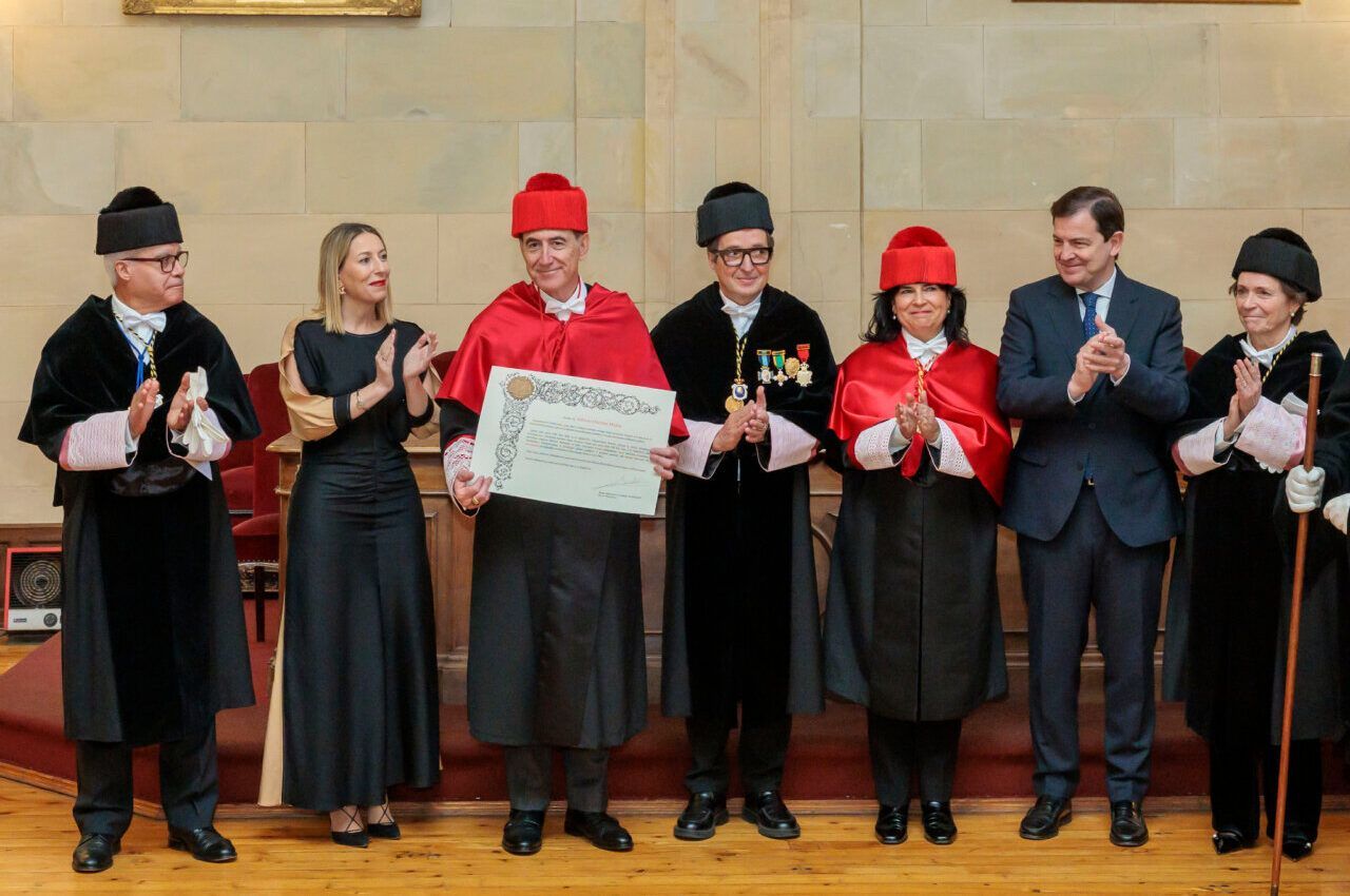 Antonio Huertas recibiendo el título de doctor honoris causa en Salamanca