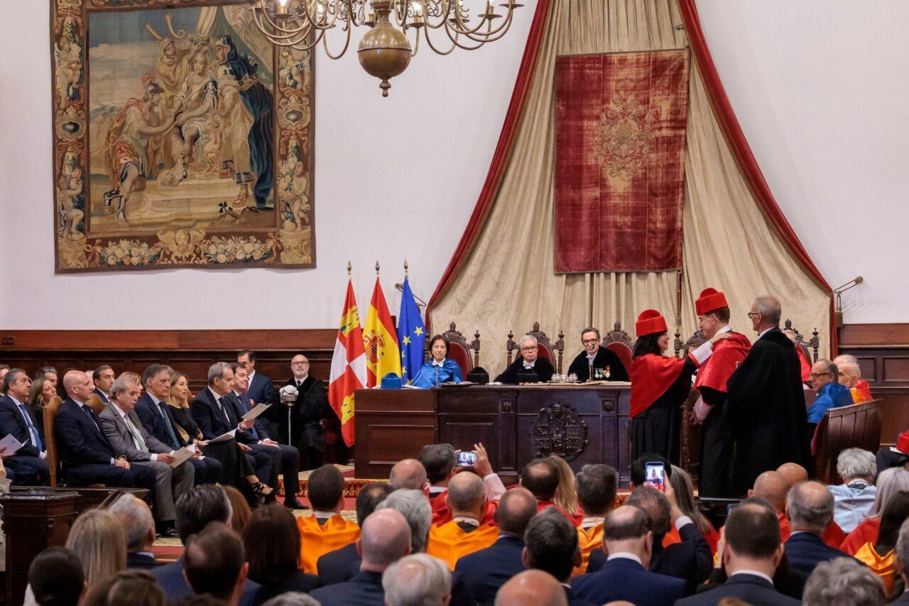 Antonio Huertas recibiendo el título de doctor honoris causa en la Universidad de Salamanca