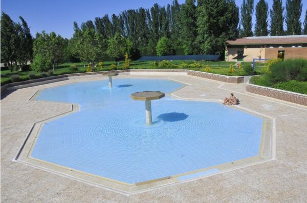 Vista de una piscina municipal en Salamanca con personas disfrutando del agua