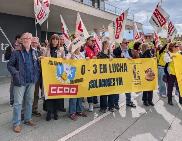 Protesta de trabajadores de educación infantil en Salamanca con pancartas