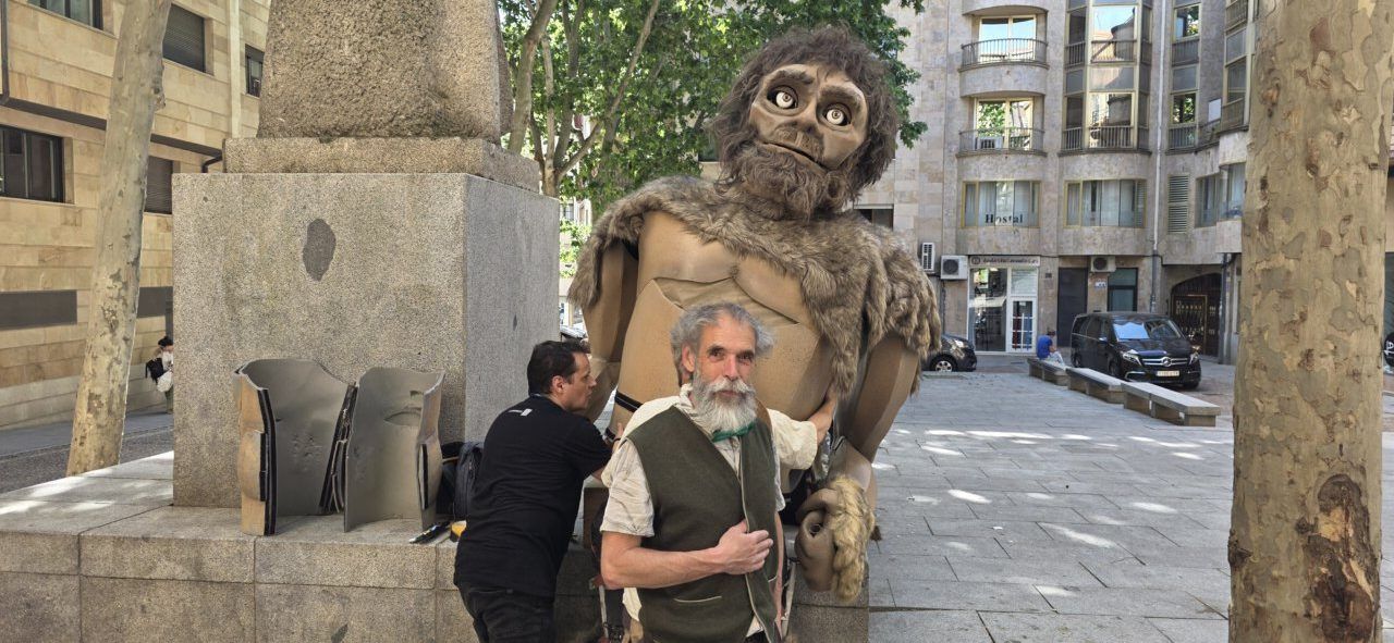 Gigante Pre-Neanderthal en las calles de Salamanca durante un espectáculo artístico.
