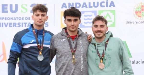 Tres atletas salmantinos posando con medallas en un campeonato