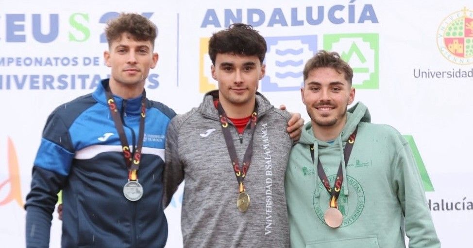 Tres atletas salmantinos posando con medallas en un campeonato
