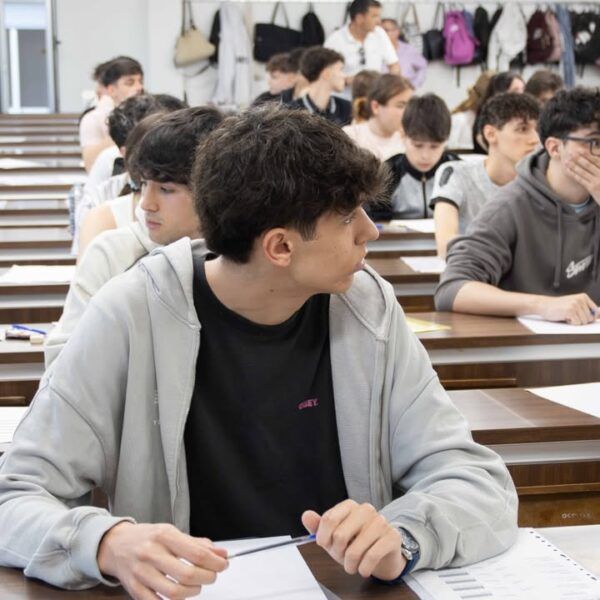 Estudiantes en aula durante la Prueba de Acceso a la Universidad