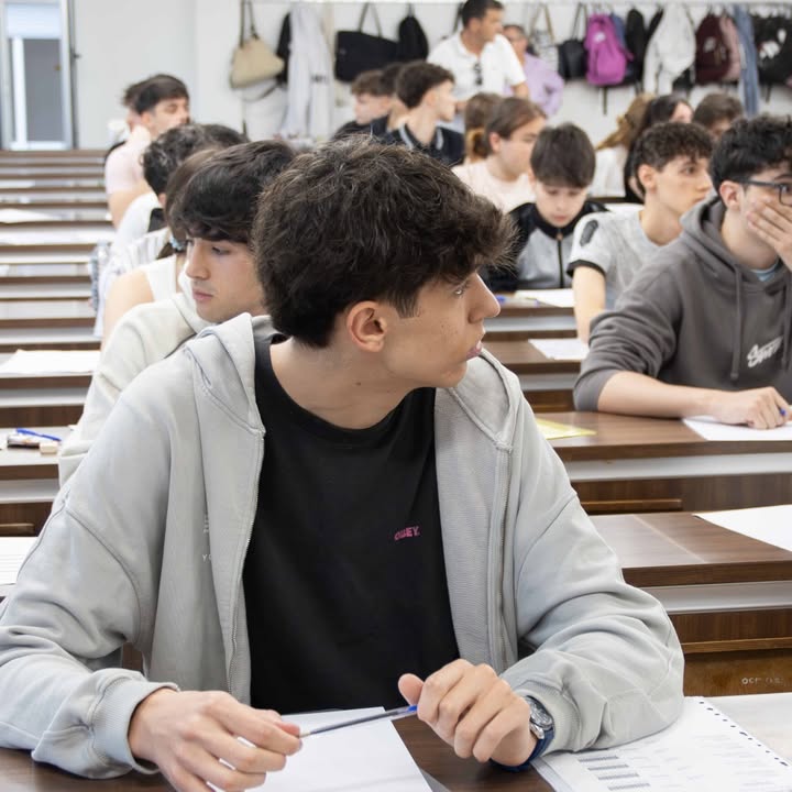 Estudiantes en aula durante la Prueba de Acceso a la Universidad