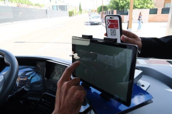 Pantalla de un autobús mostrando información de viajes interurbanos