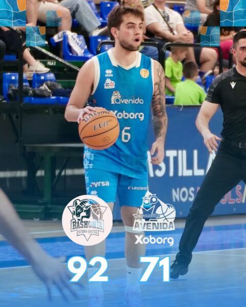 Jugador del equipo Avenida Xoborg en un partido de baloncesto