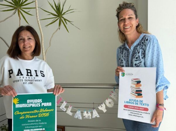 Dos mujeres sosteniendo carteles sobre ayudas para campamentos urbanos de verano
